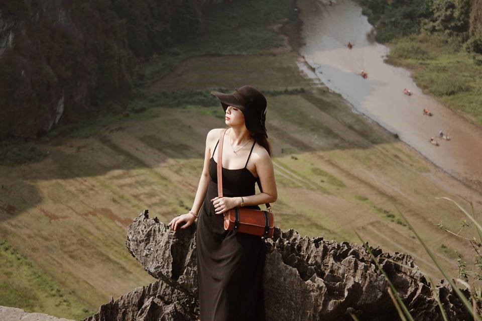 Biết tới với tên gọi "Hang Mua Viewpoint" hay "Mua Caves", khu du lịch được khách Tây nhắc đến khá nhiều trên mạng xã hội cũng như blog cá nhân bởi cảnh sắc núi non đẹp như tranh vẽ. Vượt qua cả Tràng An, Tam Cốc hay chùa Bái Đính, Hang Múa đứng đầu top 5 điểm đến tại Ninh Bình.