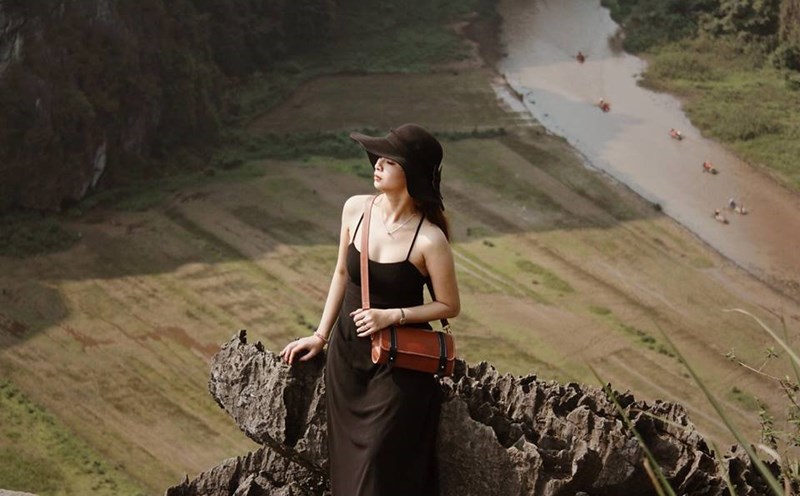 Biết tới với tên gọi "Hang Mua Viewpoint" hay "Mua Caves", khu du lịch được khách Tây nhắc đến khá nhiều trên mạng xã hội cũng như blog cá nhân bởi cảnh sắc núi non đẹp như tranh vẽ. Vượt qua cả Tràng An, Tam Cốc hay chùa Bái Đính, Hang Múa đứng đầu top 5 điểm đến tại Ninh Bình.