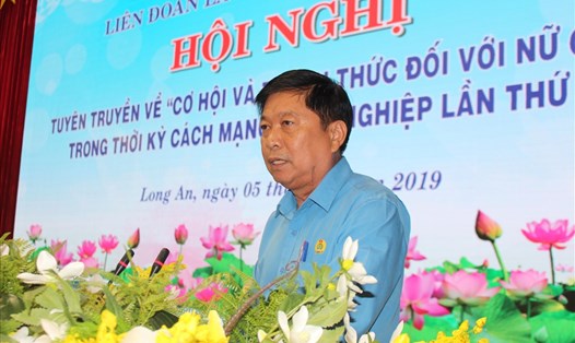 Chủ tịch LĐLĐ tỉnh Long An - ông Nguyễn Văn Quý - phát biểu chúc mừng kỷ niệm ngày 8.3.