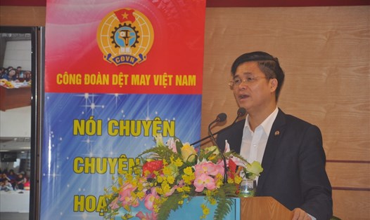 Đồng chí Ngọ Duy Hiểu, Đại biểu Quốc hội, Phó Chủ tịch Tổng LĐLĐ Vệt Nam truyền đạt nội dung những cơ hội và thách thức mà CTTPP đem lại cho tổ chức CĐ Việt Nam. Ảnh: Quế Chi