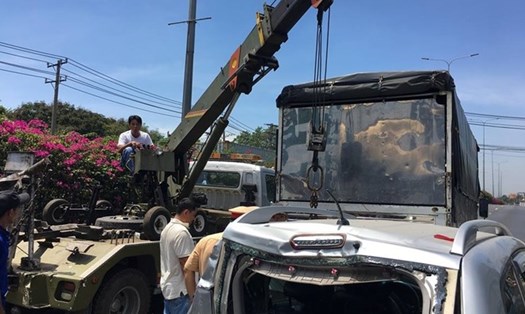 Lực lượng chức năng điều động xe cứu hộ đến giải tỏa xe bị tai nạn. Ảnh: cand.com.vn.