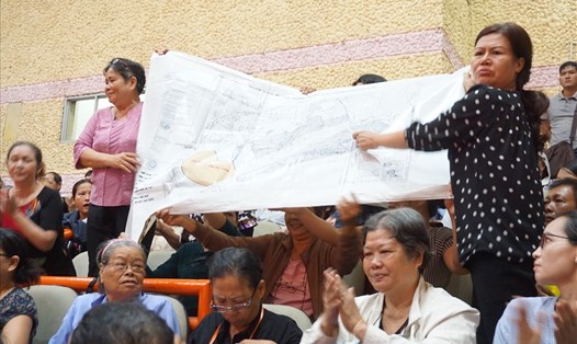 Người dân Thủ Thiêm mang bản đồ chứng minh 5 khu phố nằm ngoài ranh quy hoạch Khu đô thị Thủ Thiêm trong lần gặp lãnh đạo TPHCM.  Ảnh: M.Q