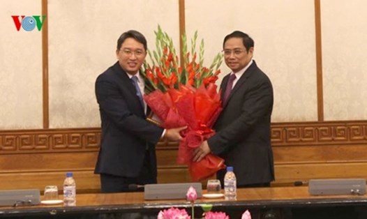 Trưởng Ban Tổ chức Trung ương Phạm Minh Chính trao Quyết định và tặng hoa chúc mừng ông Nguyễn Hải Ninh.