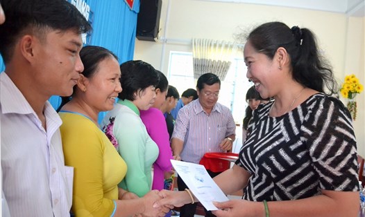 Cô Lâm Thị Mạnh trao quà hỗ trợ lễ cho giáo viên xã đảo Lại Sơn (huyện đảo Kiên Hải). Ảnh: Lục Tùng