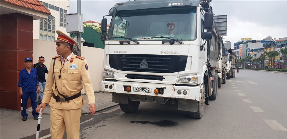 Một đoàn xe "hổ vồ" chở đất đá dự án đã bị lực lượng chức năng của TP. Hạ Long kiểm tra, tạm giữ vào sáng chủ nhật (3.3.2019). Ảnh: T.N.D
