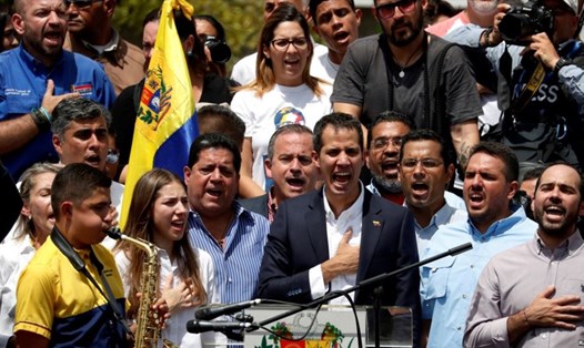Ông Juan Guaido phát biểu tại một cuộc biểu tình chống chính phủ ở Caracas. Ảnh: Reuters
