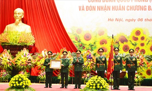Đại tướng Lương Cường (thứ ba từ trái sang) thừa uỷ quyền của Chủ tịch Nước trao Huân chương Bảo vệ Tổ quốc hạng Nhất cho Ban CĐ Quốc phòng. Ảnh: Quang Thắng