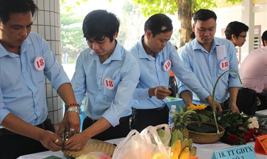 CĐ ngành Giáo dục Đà Nẵng sôi nổi hội thi cắm hoa và trưng bày mâm trái cây. Ảnh: XH