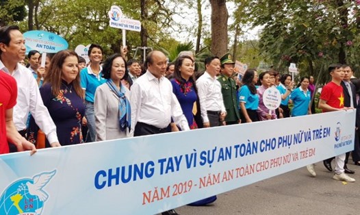 Thủ tướng Nguyễn Xuân Phúc cùng hàng nghìn người đi bộ quanh Hồ Gươm sáng nay 6.3. Ảnh: PNVN