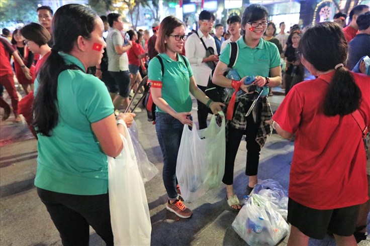 TPHCM vận động người dân không xả rác ra đường, xuống kênh rạch TPHCM vận động người dân không xả rác ra đường, xuống kênh rạch
