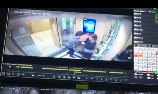 Cô gái 20 tuổi bất ngờ bị gã đàn ông sàm sỡ trong thang máy. Ảnh cắt từ clip.