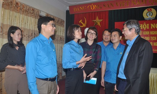 Phó Chủ tịch Thường trực Tổng LĐLĐVN Trần Thanh Hải trò chuyện với chị Phạm Thị Lụa (thứ 3 từ trái qua) và các cán bộ CĐ khác tại Hội nghị. Ảnh: Quế Chi