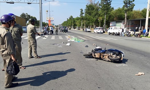 Hiện trường vụ tai nạn giữ xe máy và xe tải khiến 1 người chết, 1 người bị thương.