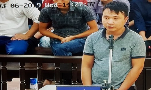 Bị cáo Trần Đăng Việt tại tòa. Ảnh chụp qua màn hình tivi.