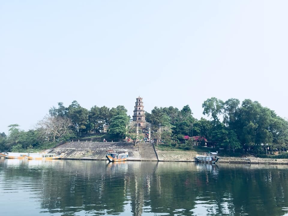 Một trong những điểm dừng chân đẹp, hấp dẫn trên sông Hương đó chính là bến thuyền dưới chân chùa Thiên Mụ. Ảnh: CHN.