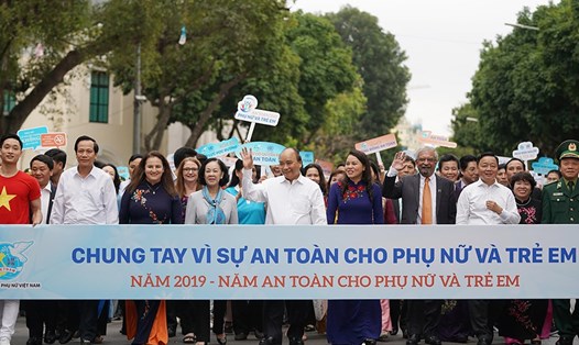 Thủ tướng Nguyễn Xuân Phúc (giữa) và các đại biểu cùng tham gia đi bộ trên đường Đinh Tiên Hoàng (Hà Nội), hưởng ứng Năm An toàn cho phụ nữ và trẻ em, sáng 6.3. Ảnh: Hải Nguyễn
