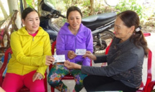 Phụ nữ xã Tạ An Khương nhận thẻ BHYT từ mô hình hùn vốn mua BHYT cho phụ nữ. Ảnh: N.V