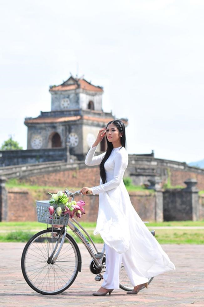 Hoa hậu Ngọc Hân với áo dài Huế. Ảnh: Tư liệu