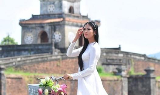 Hoa hậu Ngọc Hân với áo dài Huế. Ảnh: Tư liệu