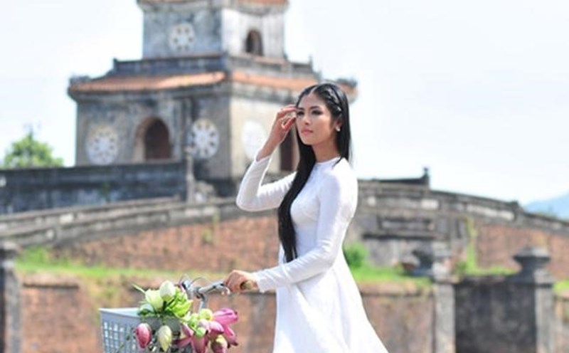 Hoa hậu Ngọc Hân với áo dài Huế. Ảnh: Tư liệu