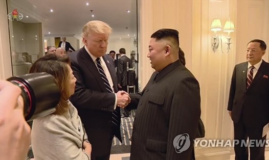 Chủ tịch Kim Jong-un bắt tay Tổng thống Donald Trump khi hai nhà lãnh đạo chào kết thúc sớm hội nghị thượng đỉnh tại Hà Nội. Ảnh: Yonhap.