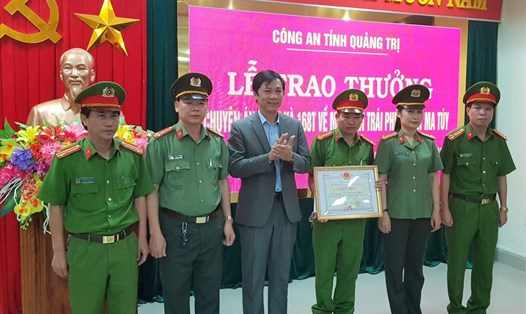 Ông Hoàng Nam - Phó Chủ tịch tỉnh Quảng Trị thay mặt lãnh đạo tỉnh tặng bằng khen và tiền thưởng cho Ban chuyên án 117M. Ảnh: HM.