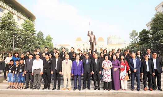Ban tổ chức cùng các kỳ thủ dâng hoa trước tượng đài Chủ tịch Hồ Chí Minh trước khi khai mạc giải cờ vua quốc tế HDBank 2019. Ảnh: Trường Sơn