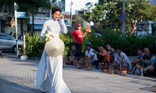 H'Hen Niê rạng rỡ trong tà áo dài trắng.