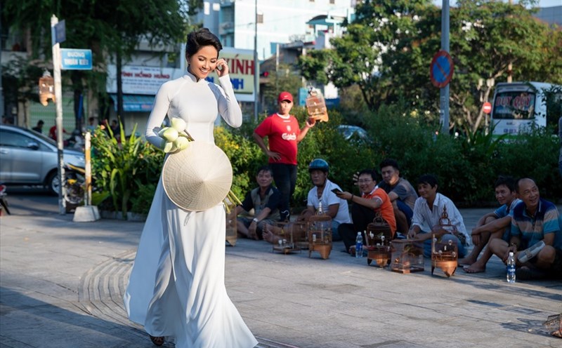 H'Hen Niê rạng rỡ trong tà áo dài trắng.