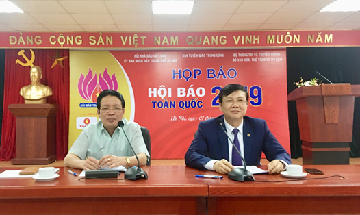 Ông Hồ Quang Lợi, Phó Chủ tịch Thường trực Hội Nhà báo Việt Nam (bên phải) và ông Hoàng Vĩnh Bảo, Thứ trưởng Bộ Thông tin và Truyền thông (bên trái) chủ trì cuộc họp báo.