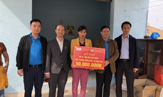 Đại diện LĐLĐ tỉnh và Bưu điện tỉnh Điện Biên trao hỗ trợ cho đoàn viên Nguyễn Thị Huyền Trang. Ảnh: N.C