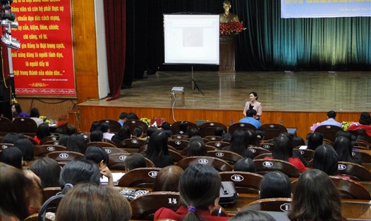 Tiến sĩ Hà Thị Thanh Vân - Phó Giám đốc Học viện Phụ nữ Việt Nam - truyền đạt những nội dung của chuyên đề.