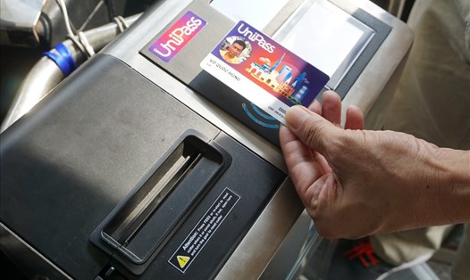 Hành khách dùng thẻ tự động thanh toán tiền đi xe buýt.  Ảnh: M.Q