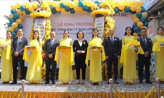Đại diện Sun Life Việt Nam và khách mời cùng thực hiện nghi thức cắt băng khai trương Văn phòng Tổng đại lý Sun Life tại Bình Định.