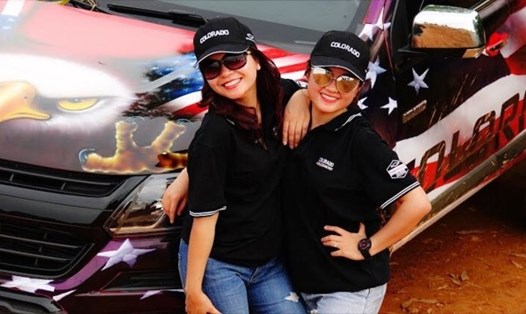2 nữ tay đua Thu Thảo và Ngọc Trâm trong một giải đua xe địa hình.