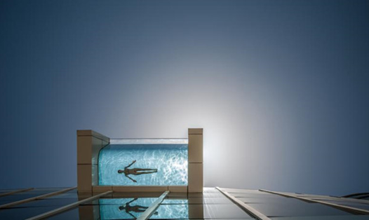 Bể bơi ấn tượng tại khách sạn Intercontinental Hotel (Dubai) do Tập đoàn công nghệ Reynolds Polymer triển khai. 