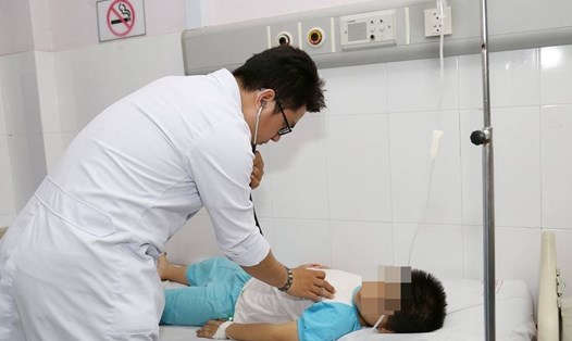 Bác sĩ tham khám cho bệnh nhi, ảnh: bệnh viện quận Thủ Đức cung cấp