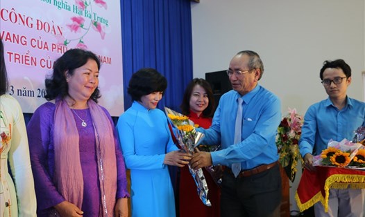 Ông Nguyễn Hòa, chủ tịch LĐLĐ tỉnh tặng hoa chúc mừng các chị em nhân ngày Quốc tế Phụ Nữ.Ảnh:N.V
