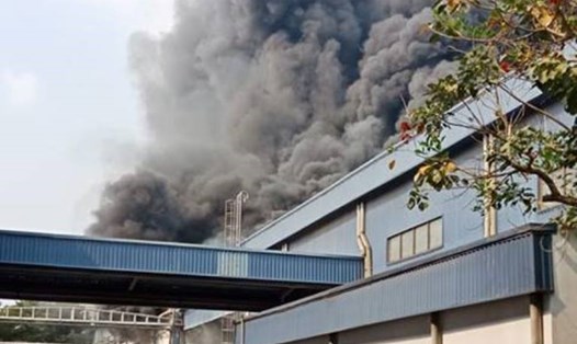 Hỏa hoạn bùng phát tại nhà xưởng ở công ty chuyên sản xuất đồ gỗ trong khu công nghiệp.