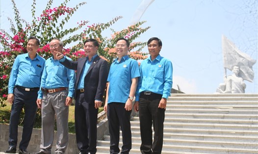 Đồng chí Bùi Văn Cường - Chủ tịch Tổng LĐLĐ Việt Nam làm việc tại Khu tưởng niệm Gạc Ma. Ảnh: P.Linh
