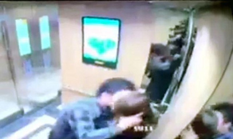 Cuối cùng gã đàn ông cưỡng dâm cô gái trong thang máy đã trình diện 