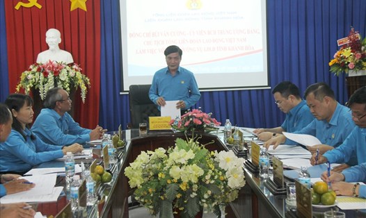 Chủ tịch Tổng LĐLĐ VN Bùi Văn Cường làm việc với Ban Thường vụ LĐLĐ tỉnh Khánh Hòa. Ảnh: PV