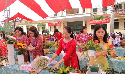Cán bộ, giáo viên tỉnh Thái Bình thi cắm hoa nghệ thuật nhân dịp 8.3. Ảnh: P.V