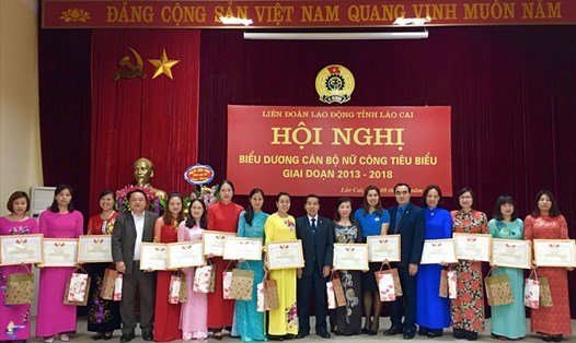 Các cán bộ nữ công đoàn nhận bằng khen của LĐLĐ tỉnh Lào Cai.