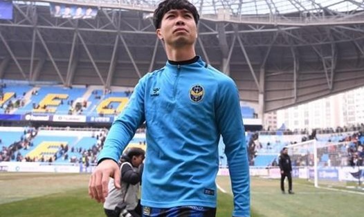 Công Phượng đang khát khao ra sân tại K.League 2019. Ảnh IUFC