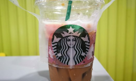 Li "càphê sữa đá Việt" của Starbucks.