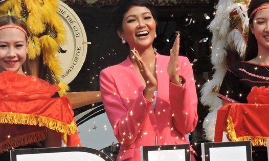 Hoa hậu H'Hen rạng ngời tham gia khai trương đường sách Buôn Ma Thuột.
