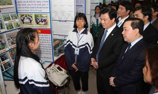 Thứ trưởng Nguyễn Hữu Độ và Giám đốc Sở GDĐT Hà Nội Chử Xuân Dũng thăm các gian hàng nơi trưng bày đề tài của học sinh. Ảnh: NH