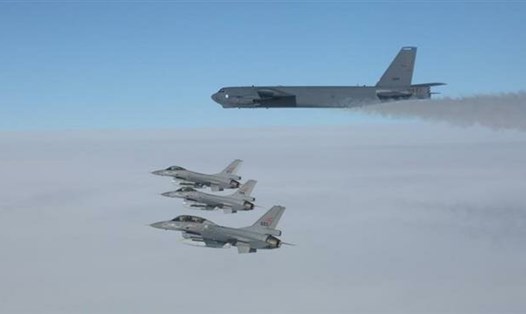Các máy bay B-52 của Mỹ và tiêm kích F-16 của Na Uy hôm 28.3. Ảnh: BQP Na Uy. 