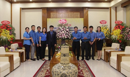 Đồng chí Trần Văn Thuật - Phó Chủ tịch Tổng LĐLĐVN (thứ 5 từ trái sang) tặng hoa chúc mừng CĐ Ngân hàng Việt Nam. Ảnh: Trà Triệu